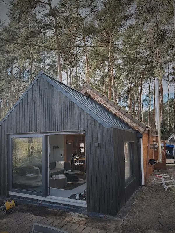 Anbau in Holzrahmenbau mit schwarzer Holzfassade – Zimmerei Köslin, Celle