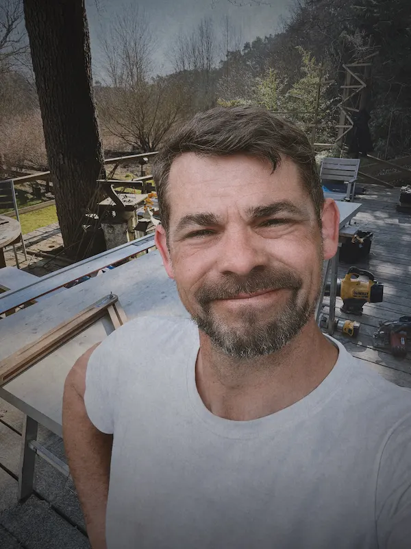 Zimmerer montiert Holzterrasse – Zimmerei Köslin, Celle