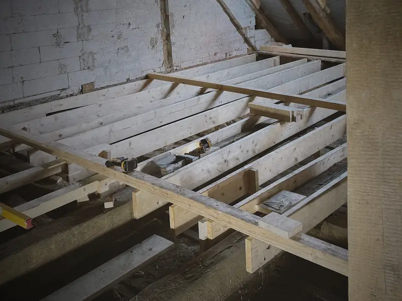 Innenansicht Dachausbau: Sparren und Holzbalken – Zimmerei Köslin, Celle