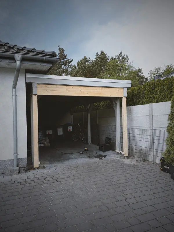 Holz Carport am Haus gebaut von Zimmerei Köslin in Celle
