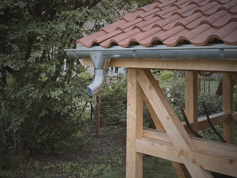 Holz Carport mit Ziegeldach und Dachrinne – Projekt im Landkreis Celle