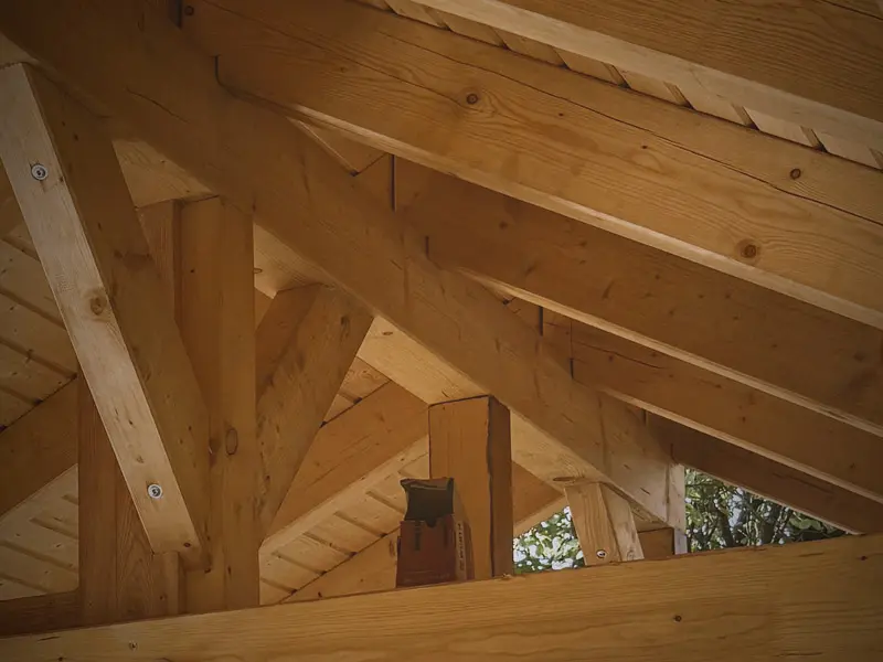 Detail einer Holzverbindung beim Carport Bau – Zimmerei Celle
